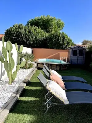 Jardin de l'établissement Charmante maison avec piscine