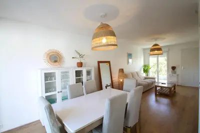 Coin salon dans l'établissement Charmante maison avec piscine