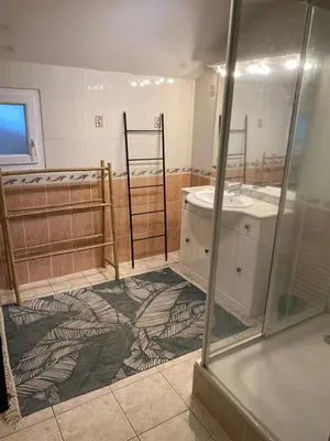 Salle de bains dans l'établissement La Maison du Parloir