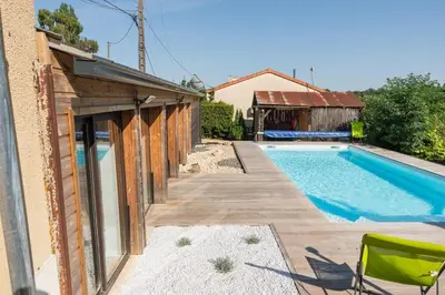 Piscine de l'établissement Le Grand Verger : gîte familial avec piscine ou située à proximité