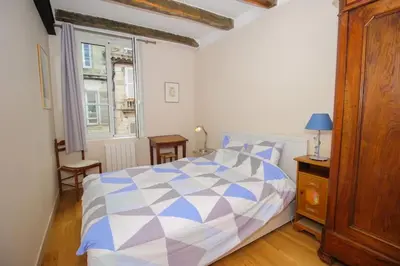 Un ou plusieurs lits dans un hébergement de l'établissement Appartement du XVIIè siècle, hypercentre 2 chambres