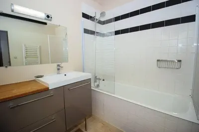 Salle de bains dans l'établissement Appartement du XVIIè siècle, hypercentre 2 chambres