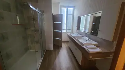 Salle de bains dans l'établissement Le Logis de Villefollet