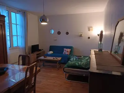 Télévision ou salle de divertissement dans l'établissement Charmant T2 place de Verdun
