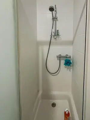 Salle de bains dans l'établissement Bon Plan à 5 min du port et du centre