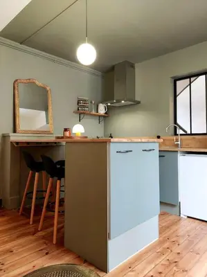 Cuisine ou kitchenette dans l'établissement Le Patio - Cinélodge avec jardin