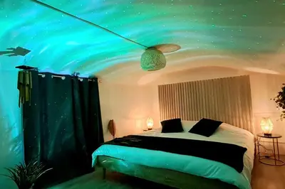 Un ou plusieurs lits dans un hébergement de l'établissement Le Patio - Cinélodge avec jardin
