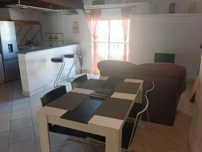Cuisine ou kitchenette dans l'établissement Le Petit Saint Jacques