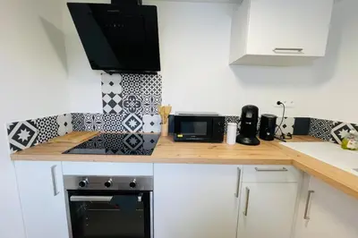 Cuisine ou kitchenette dans l'établissement Le Saintonge avec climatisation