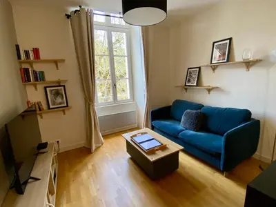 Coin salon dans l'établissement T2 cosy et calme, parking privé et fibre inclus