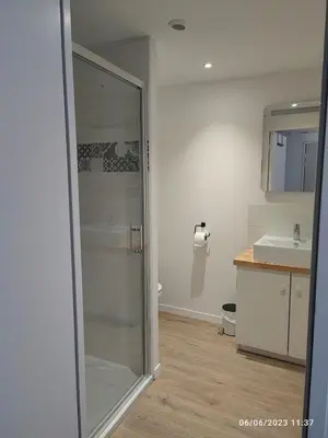 Salle de bains dans l'établissement Le gîte du Fricassou