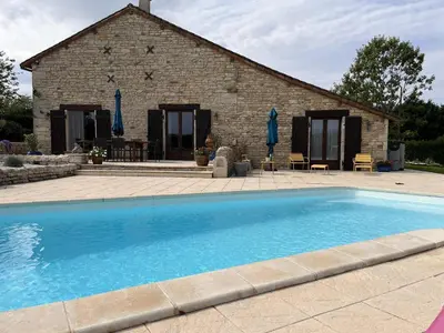 Piscine de l'établissement Maison M ou située à proximité