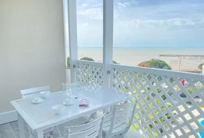 Vue générale sur la mer ou vue sur la mer prise depuis l'appartement