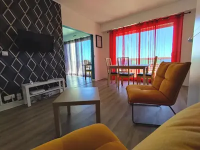 Télévision ou salle de divertissement dans l'établissement Le Bury Agréable studio avec garage et superbe vue