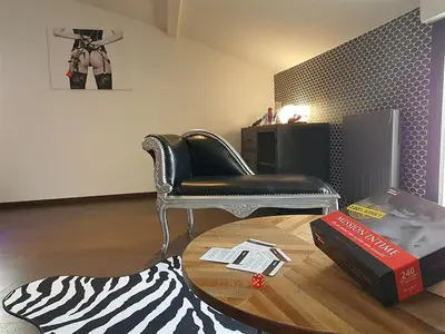Télévision ou salle de divertissement dans l'établissement Love room avec spa privatif