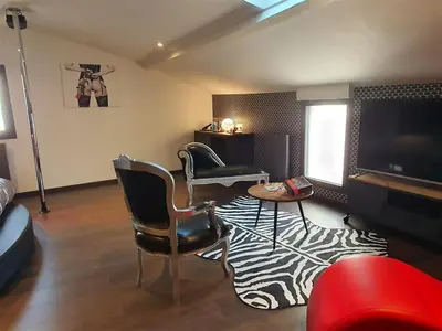 Coin salon dans l'établissement Love room avec spa privatif