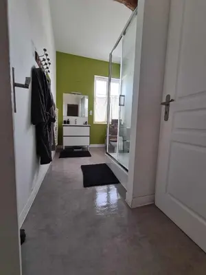 Télévision ou salle de divertissement dans l'établissement Maison le trèfle
