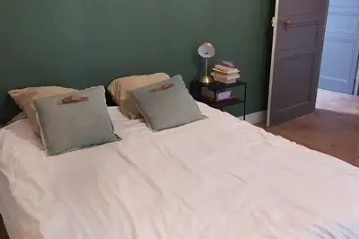 Un ou plusieurs lits dans un hébergement de l'établissement Maison de Famille 8 personnes, grandes pièces de vie, cheminée et piscine