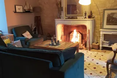 Coin salon dans l'établissement Maison de Famille 8 personnes, grandes pièces de vie, cheminée et piscine