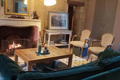 Coin salon dans l'établissement Maison de Famille 8 personnes, grandes pièces de vie, cheminée et piscine