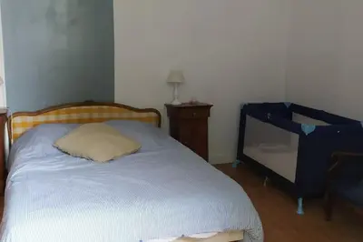 Un ou plusieurs lits dans un hébergement de l'établissement Maison de Famille 8 personnes, grandes pièces de vie, cheminée et piscine