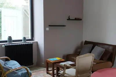 Coin salon dans l'établissement Maison de Famille 8 personnes, grandes pièces de vie, cheminée et piscine