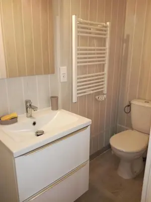 Salle de bains dans l'établissement SCI les THERMES 17