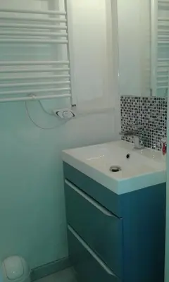 Salle de bains dans l'établissement SCI les THERMES 17