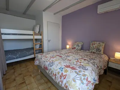 Un ou plusieurs lits dans un hébergement de l'établissement Maison spacieuse avec piscine privée, climatisation, Wi-Fi, animaux acceptés et parking - FR-1-653-268