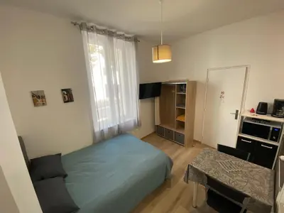 Télévision ou salle de divertissement dans l'établissement Le repos des Thermes