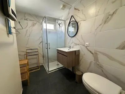 Salle de bains dans l'établissement Charmante Maison de Vacances Fouras - Plage Nord - FR-1-709-80