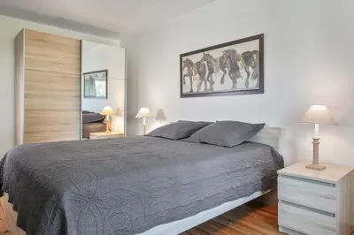 Un ou plusieurs lits dans un hébergement de l'établissement Magnifique Villa Charentaise avec Piscine & Beau Jardin - Moderne & Confort - Wifi gratuit