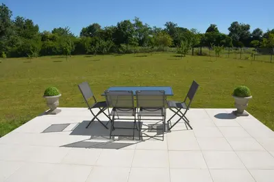 Jardin de l'établissement Magnifique Villa Charentaise avec Piscine & Beau Jardin - Moderne & Confort - Wifi gratuit