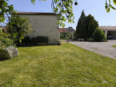 Jardin de l'établissement Magnifique Villa Charentaise avec Piscine & Beau Jardin - Moderne & Confort - Wifi gratuit