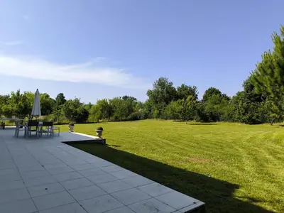 Jardin de l'établissement Magnifique Villa Charentaise avec Piscine & Beau Jardin - Moderne & Confort - Wifi gratuit