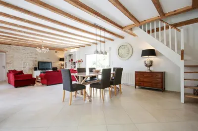 Coin salon dans l'établissement Magnifique Villa Charentaise avec Piscine & Beau Jardin - Moderne & Confort - Wifi gratuit
