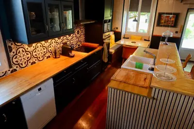 Cuisine ou kitchenette dans l'établissement La Goronière - Superbe Charentaise rénovée - Piscine chauffée - Grand jardin