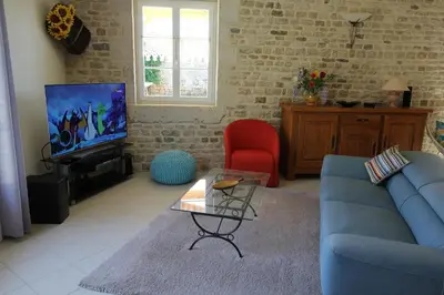 Télévision ou salle de divertissement dans l'établissement La Bergerie