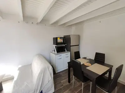 Cuisine ou kitchenette dans l'établissement Duplex atypique à La Rochelle avec parking privatif