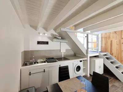 Cuisine ou kitchenette dans l'établissement Duplex atypique à La Rochelle avec parking privatif