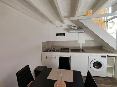 Cuisine ou kitchenette dans l'établissement Duplex atypique à La Rochelle avec parking privatif