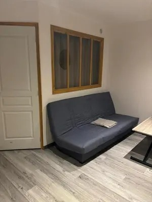 Coin salon dans l'établissement Appartement meublé T1 Lussac les Chateaux