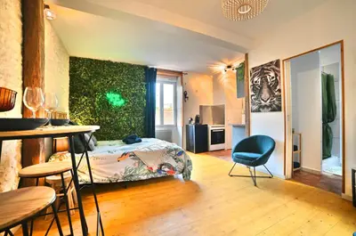 Coin salon dans l'établissement Jungle Rochelaise - Coeur de ville, Entièrement Rénovée, Tv 4K, Fibre, Quartier Porte Royale