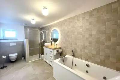 Salle de bains dans l'établissement La Touzetterie avec SPA-cour privée