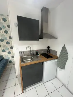 Cuisine ou kitchenette dans l'établissement Le studio du Port Boinot