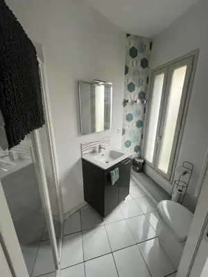 Salle de bains dans l'établissement Le studio du Port Boinot