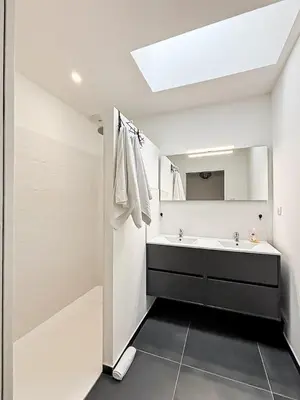 Salle de bains dans l'établissement Galets Blancs, 10 min du port, 2 parkings