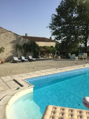 Piscine de l'établissement L'Oree du Bois ou située à proximité