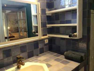 Salle de bains dans l'établissement La grotte du pèlerin - Appartement semi-troglodyte