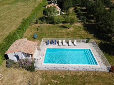Piscine de l'établissement Maison Périgourdine 14 personnes avec piscine ou située à proximité